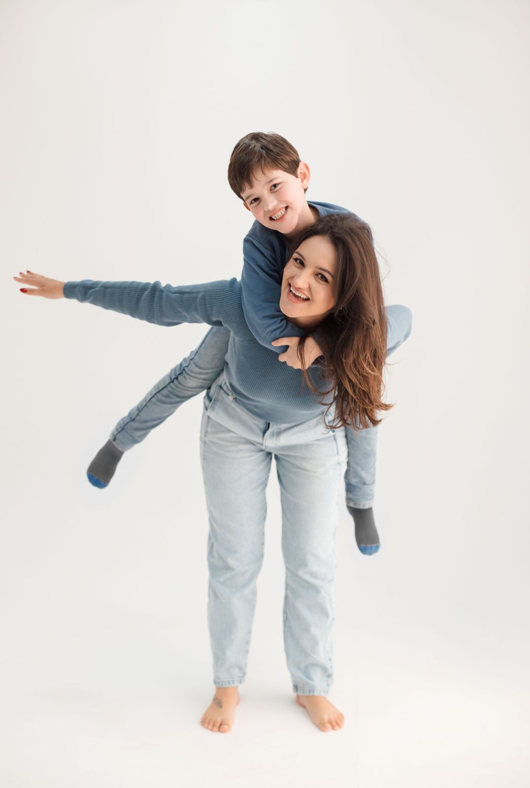 Ágatha sorrindo de perfil