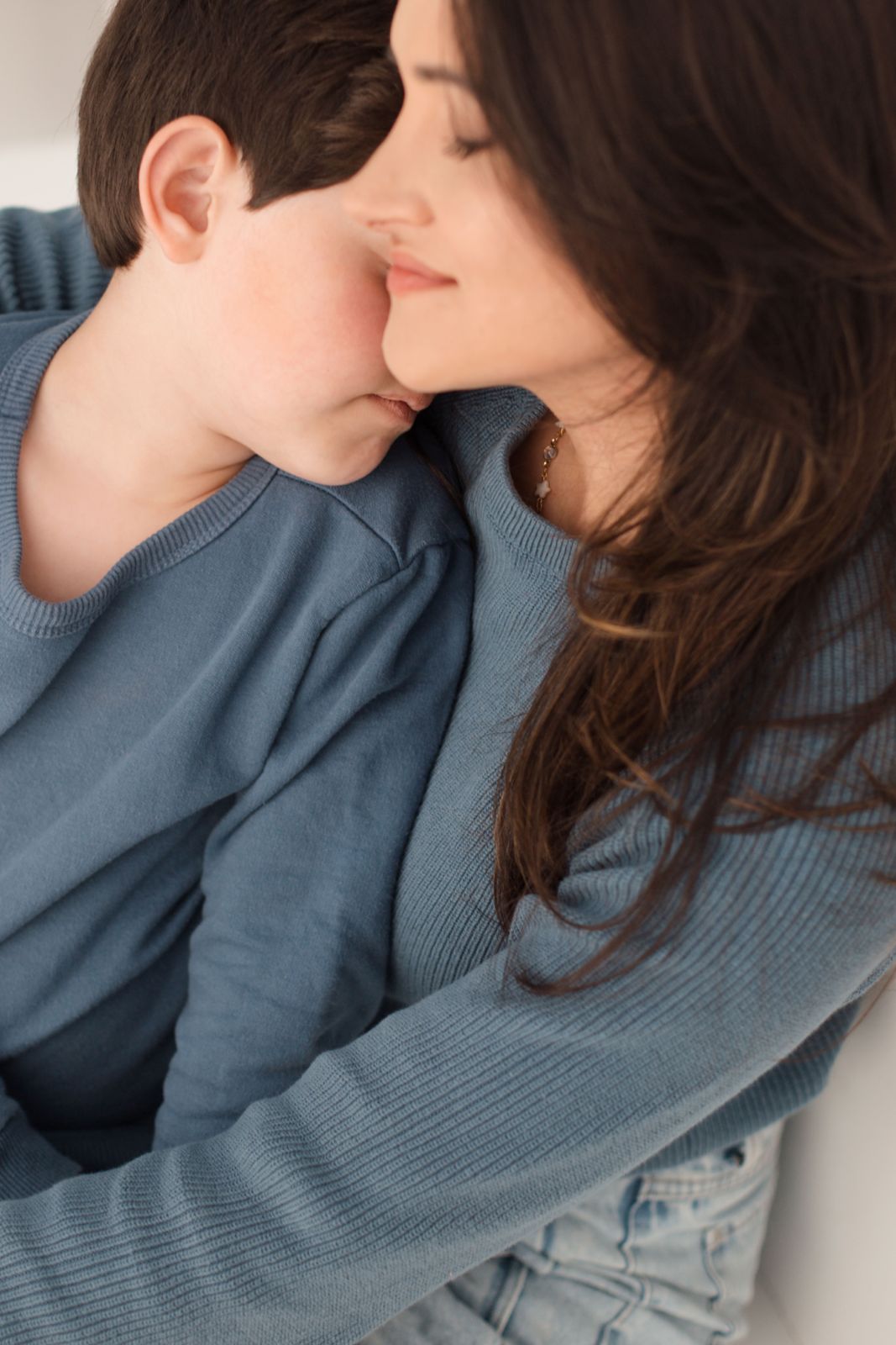 Ágatha com o Teodoro nas costas