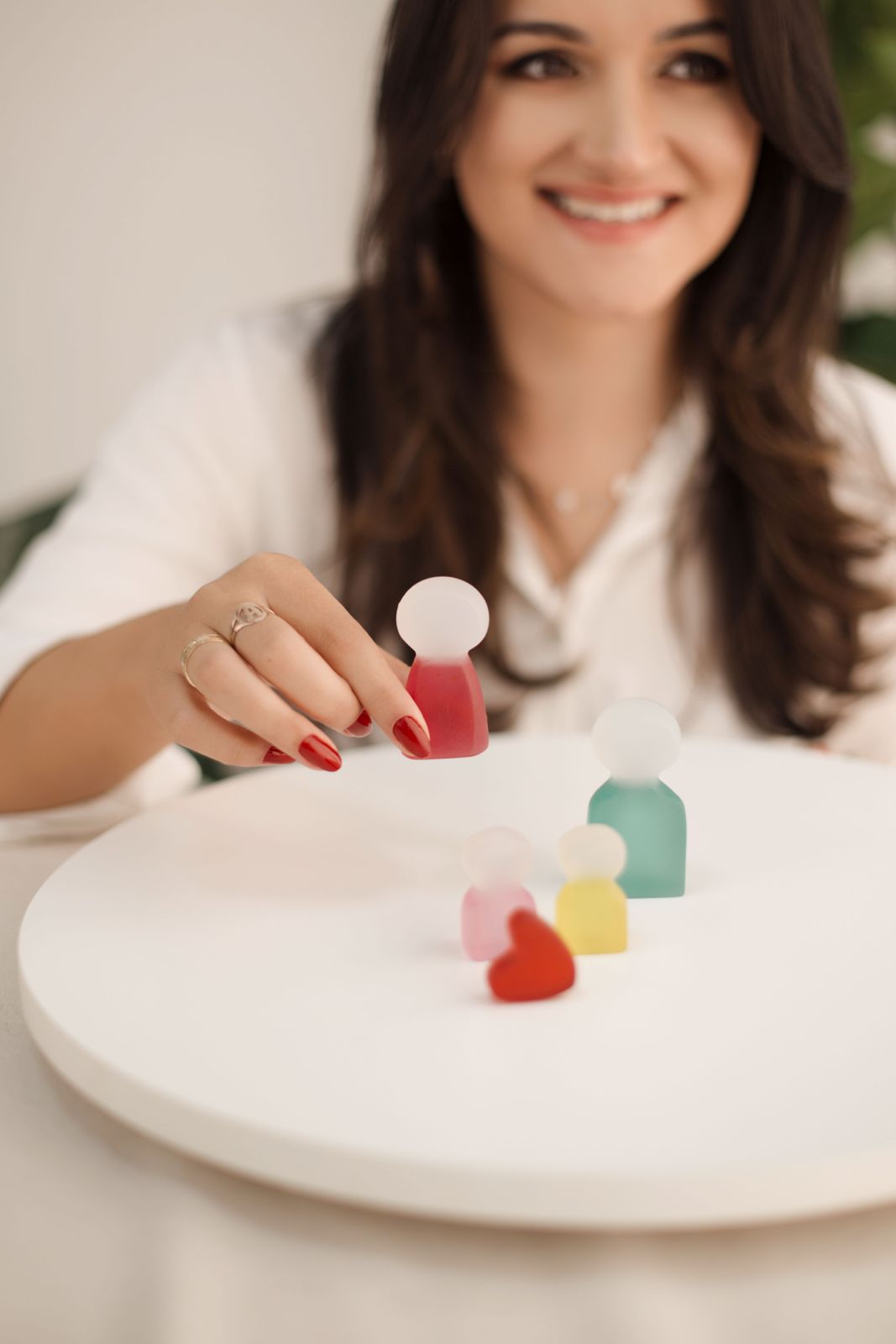 Mão segurando bonecos de constelação